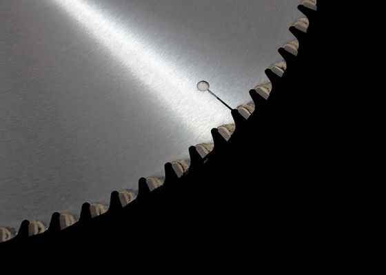 O corte do metal considerou as lâminas para o alumínio