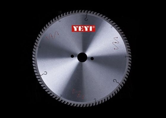 o TCT de 96 dentes circular viu o carboneto das lâminas derrubado cortando o painel de aço 300mm