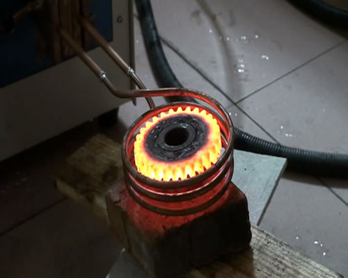 máquina do equipamento de aquecimento da indução da eficiência elevada 100KW para a engrenagem que extingue, 360V-520V